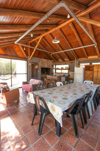 Casa Vacacional. Capacidad Para 12 Personas. Incluye Jardín, Pileta Y Quincho. Grandes Ventanales Con Hermosa Vista A Las Sierras.