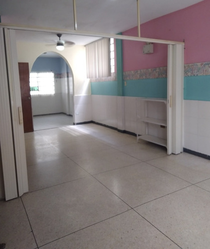 Imagen 2 de 21 de Casa-quinta De Dos Plantas En Calle Cerrada