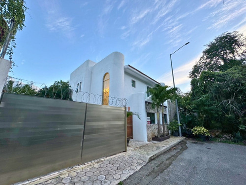Casa Con Alberca Y Jacuzzi, En Residencial Privado, Venta Playa Del Carmen.