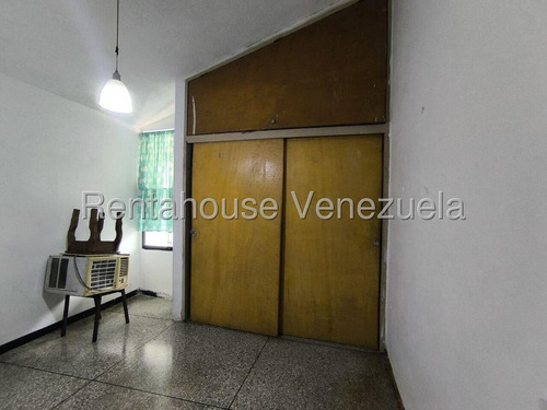 Espectacular Casa De Dos Plantas Con Una Distribución Perfecta, Donde La Amplitud Y La Luz Natural Se Combinan Para Crear Un Ambiente Acogedor Y Lleno De Vida.