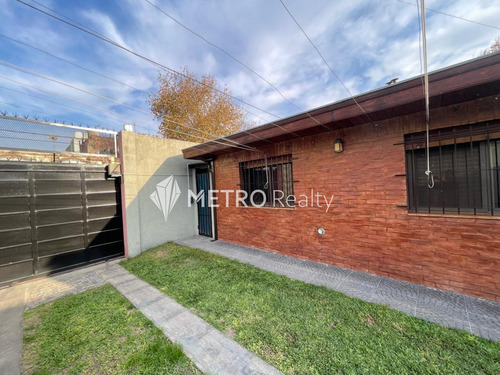 Casa En Venta 4 Ambientes Con Cochera Y Jardin En Bernal Centro
