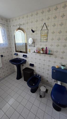 Solido Duplex De 4 Ambientes Con Cochera Y Jardin En Venta. Olivos
