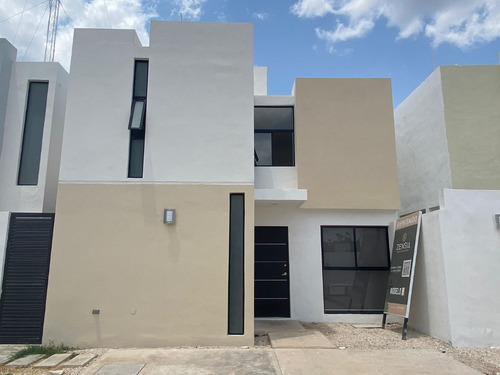 Casa En Venta En Conkal Mérida Con Alberca Y 5 Parques Con Amenidades 