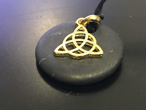 Dije Shungite Con Triskel Chapa De Oro
