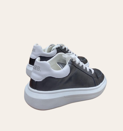Imagen 2 de 3 de Zapatilla Corre Lola Wolf Cuero Negro