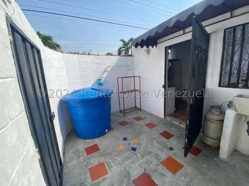 Naudy Escalona & Maribel Morillo Asesores Inmobiliarios De Rentahouse Venden Fabulosa Casa En Excelente Zona De Cabudare