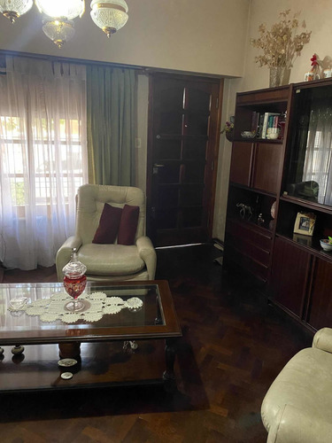 Casa En Banfield Oeste, Excelente Ubicación.