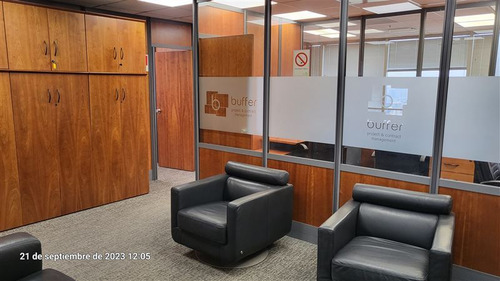 Oficina En Arriendo Cuenta Con Mobiliario