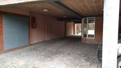 Dueño Vende Departamento En San Isidro Con Cochera, Excelente Ubicación.