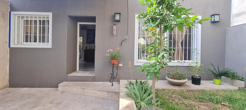 Ph Al Frente De 3 Ambientes Con Jardín, Cochera Y Posibilidad De 4º Dormitorio- En Venta