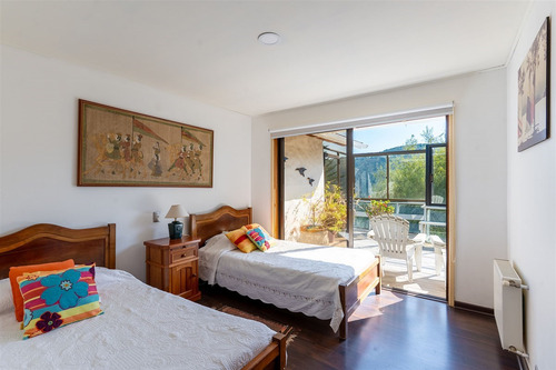 Cómoda Casa Con Distintos Ambientes Interiores Y Exteriores