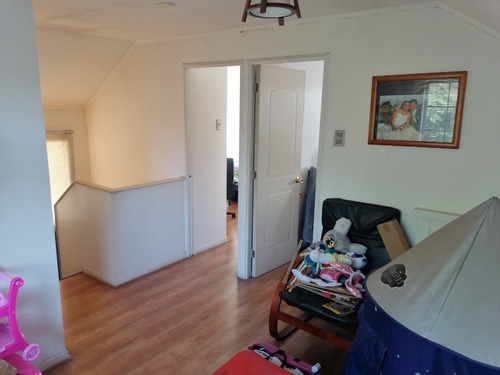 Casa Aislada De 3 Pisos, En El Rosal, Con 3 Estacionamientos