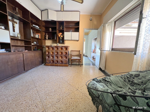 Venta De Gran Casa Padrón Único En San Ramón, Sobre Avenida Principal, Con Piscina, Garage Para 3 Vehículos, 4 Dormitorios, 2 Baños, Barbacoa, Quincho, Ideal Familia Numerosa, Empresa O Clínica, Divin