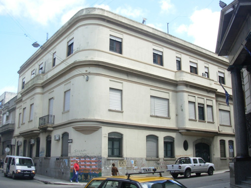 Oficina En Ciudad Vieja / Misiones Y Buenos Aires Excelente Oficina/estudio O Vivienda