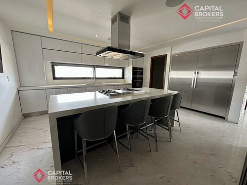 Casa En Venta De Lujo En Villa Verona Con Alberca