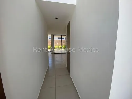 Casa Con Amenidades Y 3 Recámaras - Altos De Juriquilla. Renta