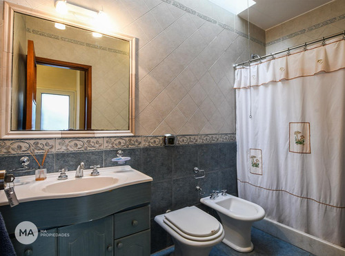 Casa 5 Ambientes-av. Fuerza Aérea 3000-funes Hills-alquiler