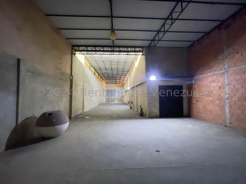 Excelente Galpón En Venta En Avenida Constitución Maracay Con Una Altura Ideal Para Fábricas O Depósitos, Este Espacio Cuenta Además Con Áreas De Oficinas Y Baños Nela 24-23444