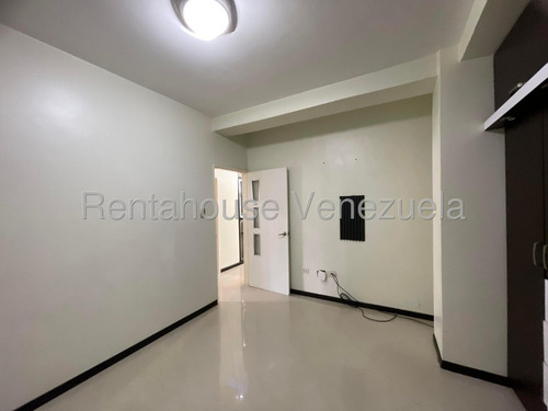 Apartamento En Venta Amplio Y Lujoso Posee Planta Electrica Parcial Pozo De Agua 2 Ptos Estacionamiento San Jacinto 25-10150 Miriam