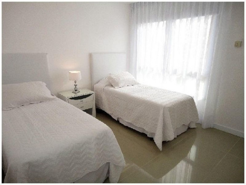 Apartamento En Venta De 3 Dormitorios En Playa Brava