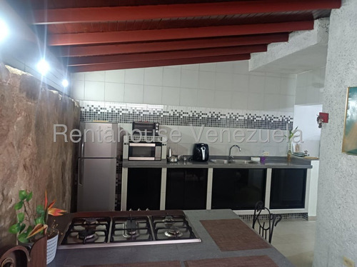 Julio Latouche 25-10392 Townhouse En Venta La Entrada Naguanagua, Cómodo Y Acogedor, Clima De Montaña, En Plena Avenida.