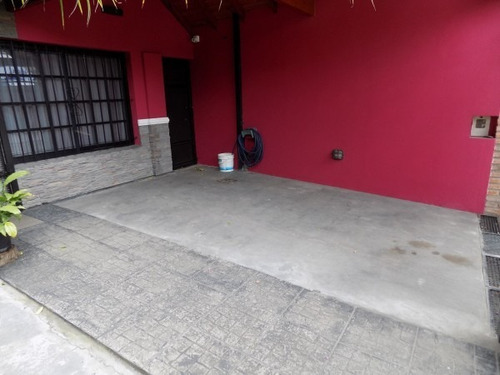 Imagen 7 de 30 de Chalet De 4 Ambientes Desarrollado En 2 Plantas.