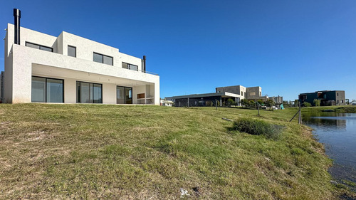 Casa A La Venta Al Agua En Barrio Santa Ana - Villanueva