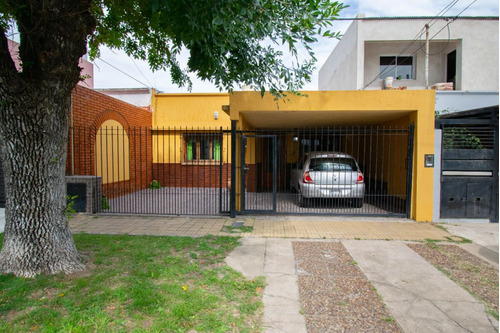 Casa A La Venta En Los Hornos, De 2 Dormitorios.