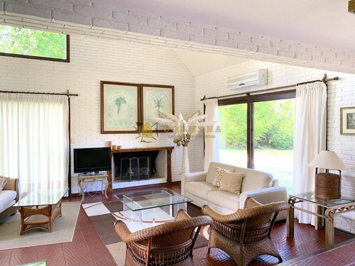 Excelente Residencia De 5 Dormitorios-ref:4553