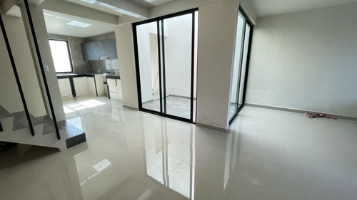 Casa Moderna Nueva En Venta, De Tres Niveles, En Hacienda Barbabosa, A 5 Min De C.u. Y De La Estación Del Tren, A 15 Min Del Centro De Toluca Y De Metepec