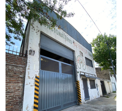 Depósito/galpón C.a.b.a. Titular Vende Ó Alquila A 3000 Dolares Mensuales, Zonif: E2 , Luz Trifásica, Ideal Situación Geográfica A Metros Salida Autopista Dellepiane A 1000 Metros Avenida Gral. Paz