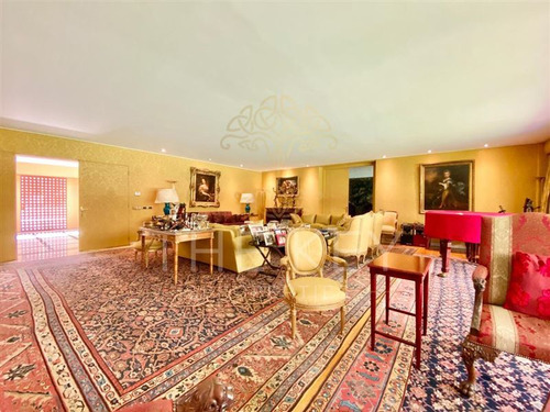 Casa En Venta De 1.300m2. Las Condes