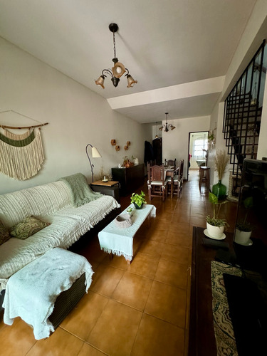Duplex En Excelente Estado Sobre Calle Medina, Caseros Centro