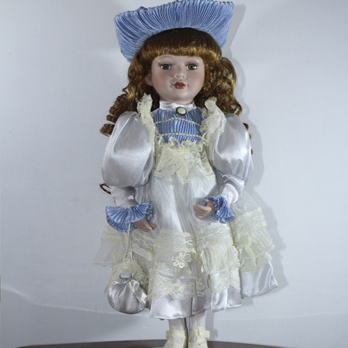Muñeca E Porcelana Castaña Pelo Rizado Con Vestido Blanco (Usado)