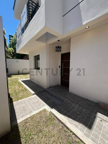 Casa En Venta En City Bell, La Plata