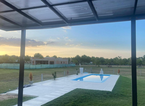 Casa En Venta - 3 Dormitorios 3 Baños - 4 Cocheras - 210mts2 - Haras Del Sur Ii