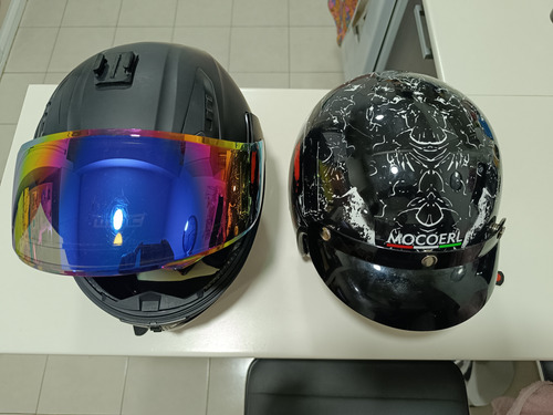 Hermosa Moto De Color Negro, Con Dos Cascos, Funda Y Candado