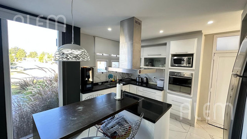 Casa En Venta En Malibu Canning