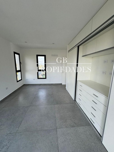 Venta De Casa 5 Ambientes En Pilar Del Este / Santa Elena