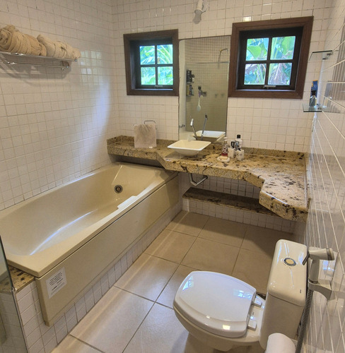 Casa 3 Quartos, Com Piscina Em Maricá E Ampla Área De Lazer. Garagem Coberta.