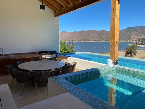Renta Casa En La Peña, Valle De Bravo Acceso Al Lago Con Muelle Propio Completamente Amueblada, Gimnasio, Alberca Climatizada, Áreas Verdes, Jacuzzi, Ascensor, Estacionamiento