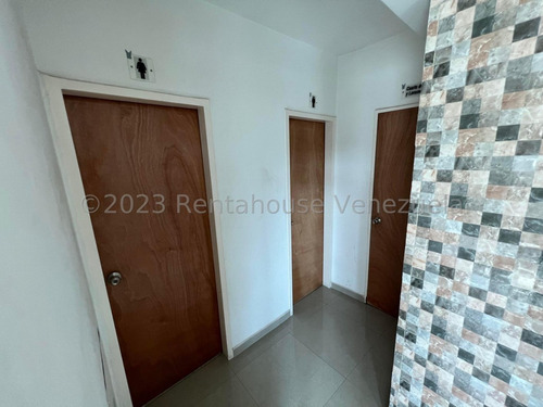 Oficina Comercial En Venta Ubicada En La Avenida Principal La Arboleda Maracay Aragua 23-32506