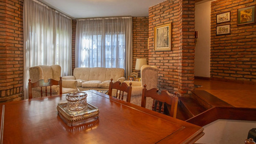 Venta Casa De Tres Dormitorios Con Patio Y Pileta