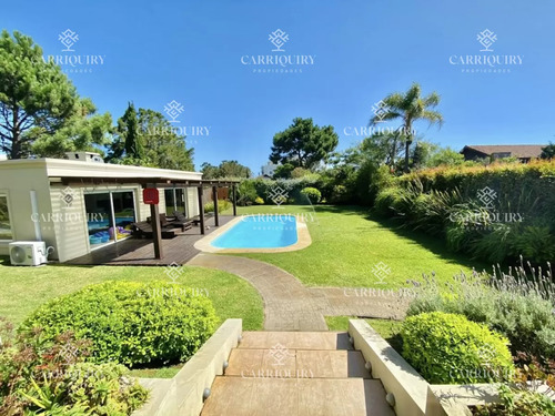 Excelente Casa De 4 Dormitorios, Piscina Climatizada Y Barbacoa En Pinares, Punta Del Este