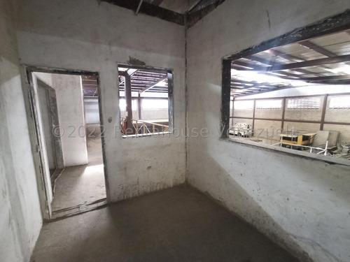 Galpón Nave Industrial Almacén Bodega Comercial En Venta En A Unos Metros De La Avenida Internacional Turmero Maracay Cuenta Con Tanque Subterráneo De Agua Área De Carga Y Almacenamiento Nela 23-139