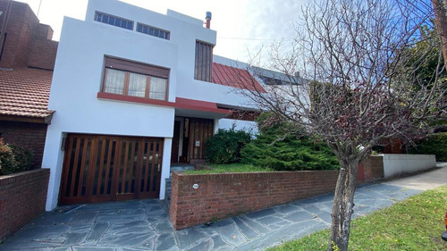 Casa En Venta - 4 Dormitorios 3 Baños - Cocheras - 234mts2 - Mar Del Plata