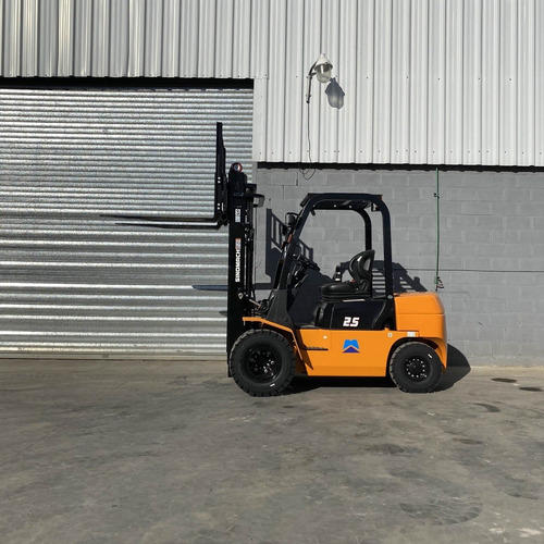 Imagen 6 de 15 de Autoelevador 2500kg 2.5 Toneladas Triple Torre 4.5m