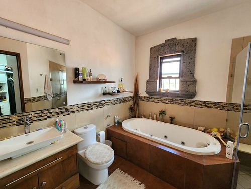 Casa Colonial En El Corazón De Juriquilla 5 Recámaras Completas, Una En Planta Baja Alberca Propia Am