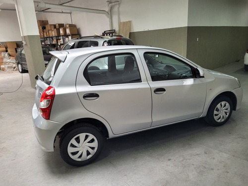 Imagen 4 de 18 de Toyota Etios 2017 1.5 X Famaautos