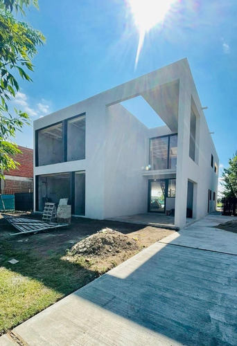 Imagen 3 de 13 de Excelente Casa Moderna - Impresionantes Vistas A Terminar